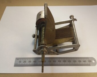350pF Air-Spaced Radio Tuning Capacitor with 34:1 Reduction Drive, Ormond 0.00035mF
